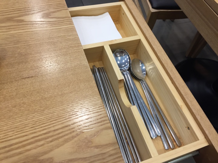 食器と紙ナプキンはテーブルの引き出しに