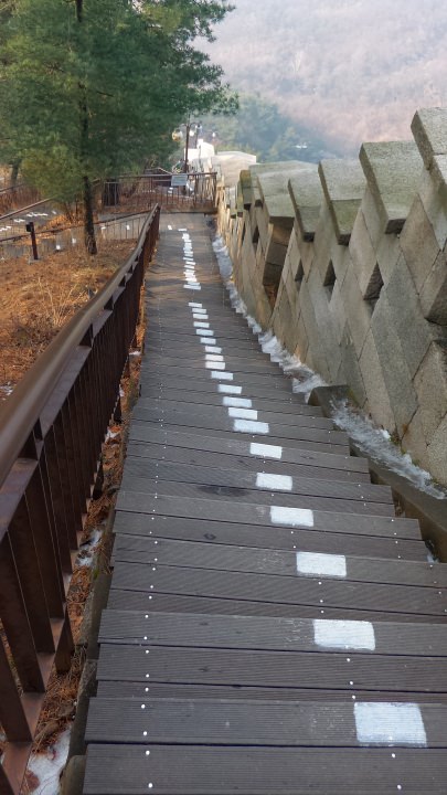 この下り階段もなかなかの曲者です。