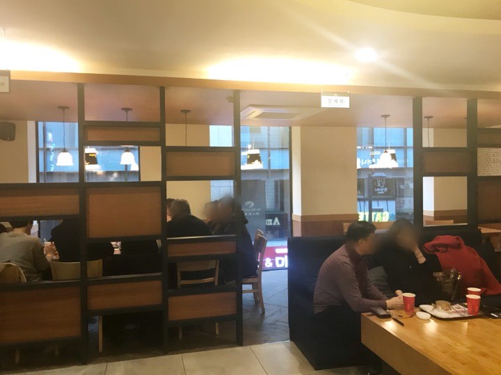 奥に団体席があります。