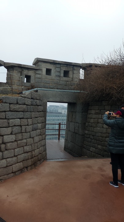 途中にある門。