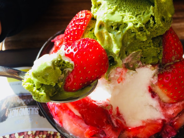 ミルクピンスと抹茶アイス、イチゴがよく合います