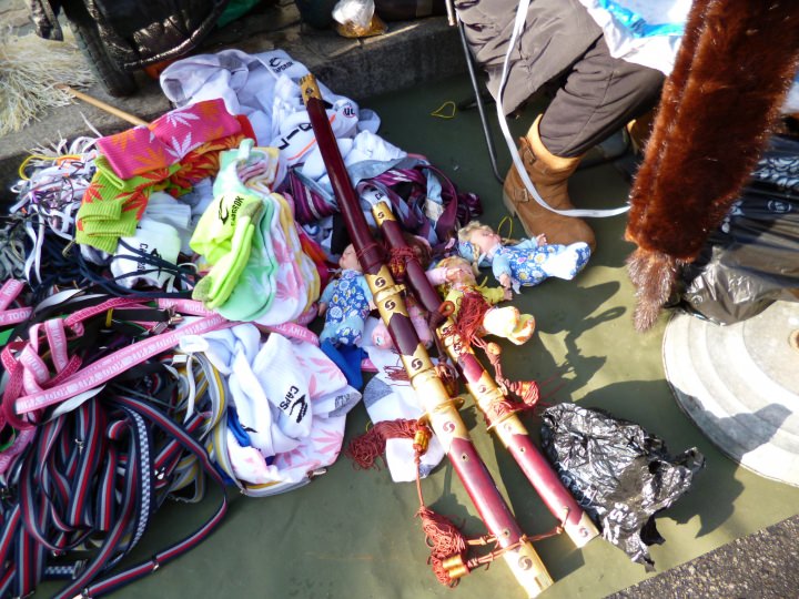 時代劇の刀?に何かの動物のしっぽ?足の下に人形が。この統一感のなさが私の心を掴みます。