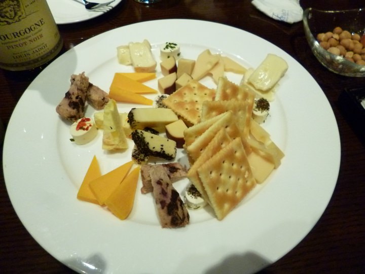 こんな豪華なチーズの盛り合わせを下さいました!写真では小さく見えますが、かなりの大皿です。