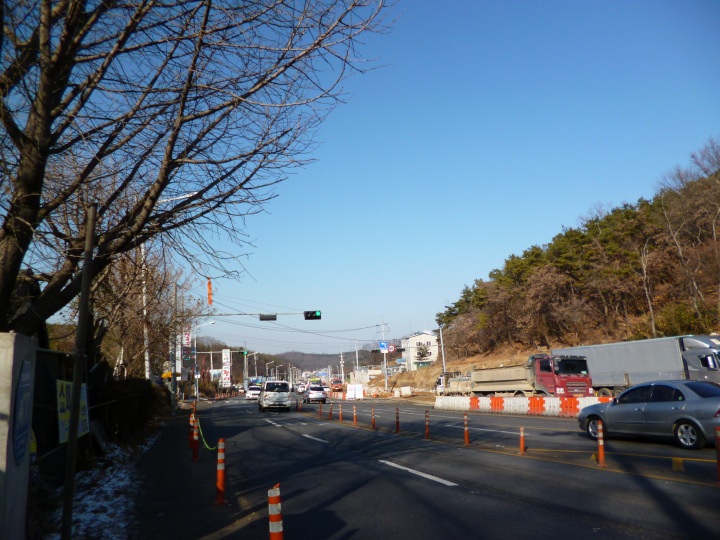 この道を下れば西五陵です。