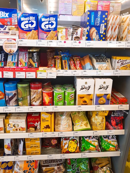 店内９：世界中から集まったお菓子