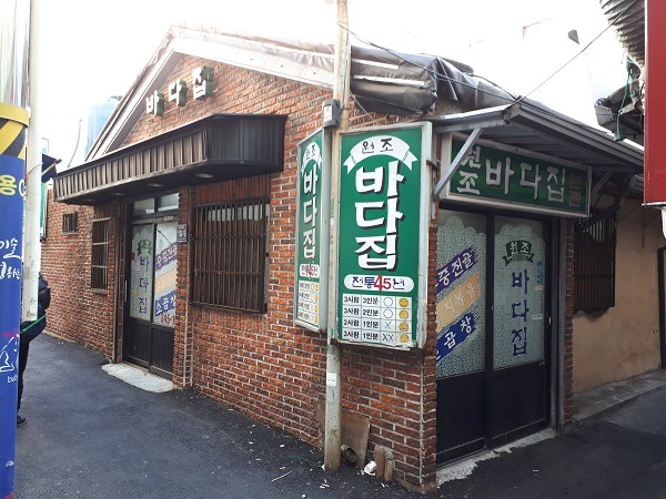 お店の外観。ちょっと入りにくいかも（笑）