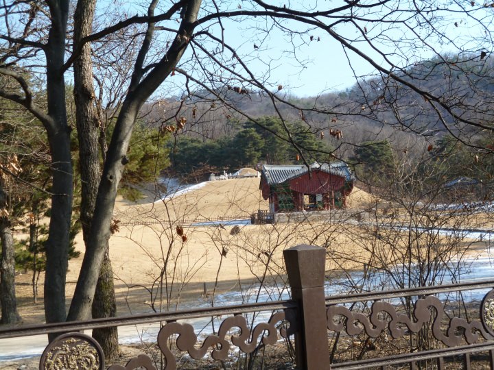 壁の外から、西五陵を見ました。壁の高さも低く、外からでもはっきりと古墳を見る事が出来ます。