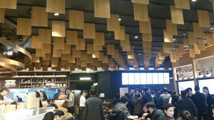 人は多いですが回転は早いです