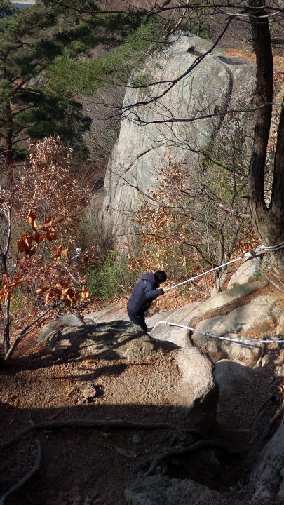 写真、最後の二枚に映っている摩崖仏を観るには、このように急峻な崖をロープにしがみ付きながら降りて行きます。