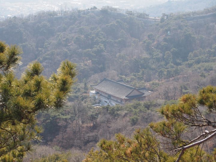 眼下に三清閣、遠くに城郭が見える。