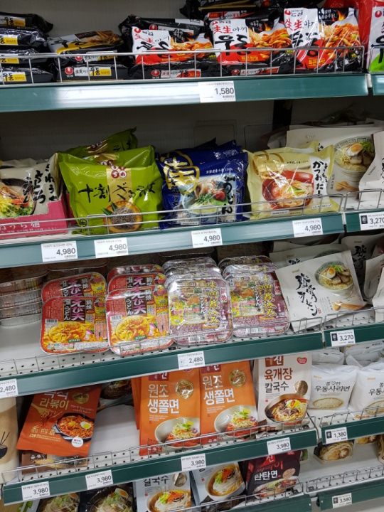 最近はマートで日本のものもよく見かけます