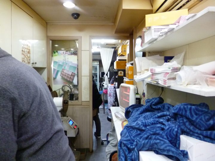 狭い店の奥で焼いたり、詰めたりとご夫婦で忙しそうです。