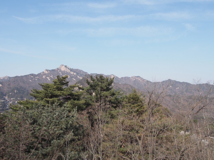 目の前に広がる北漢山は圧巻だ。こういう時には、デジイチのいいやつがほしい。