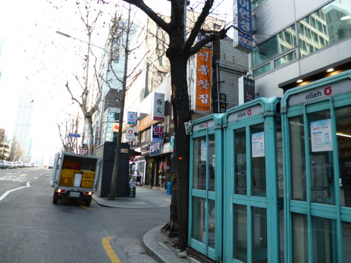 市庁駅10番出口を出て、少し歩くと、懐かしい公衆電話の先に見えます。