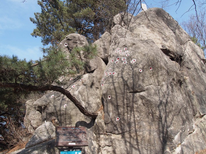 世に言う「1968.1.21事態」、いわゆる「金新朝事件」の現場。多くの銃弾の跡が熾烈だった銃撃戦の様子を今に伝えている。