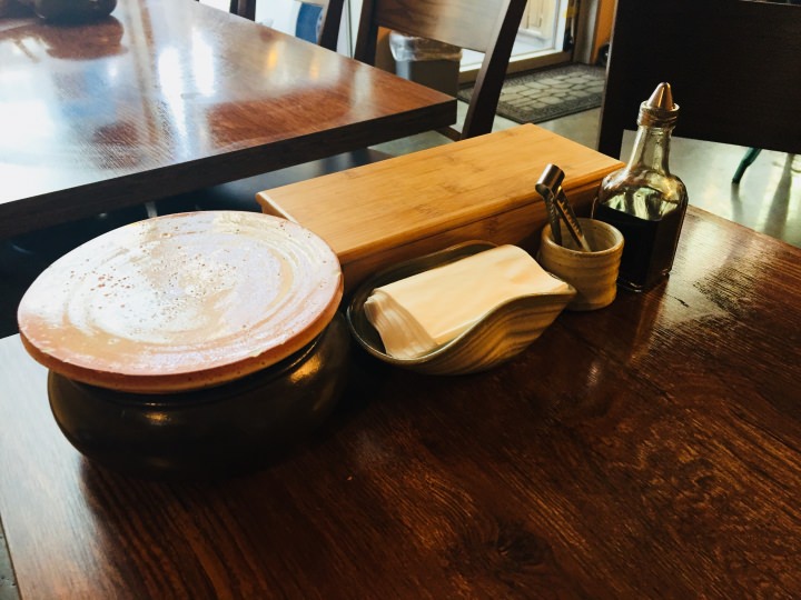 食器や紙ナプキン、マンドゥのタレもテーブルの上に