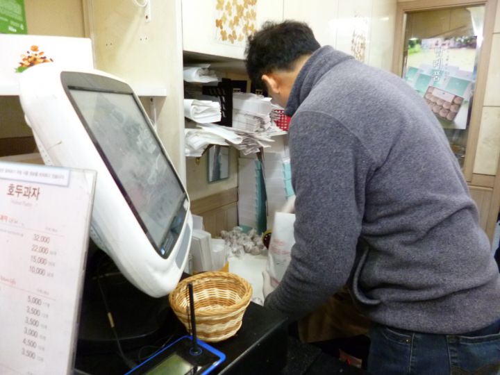 寡黙なアジョシが、そっとおまけを入れてくれます^^