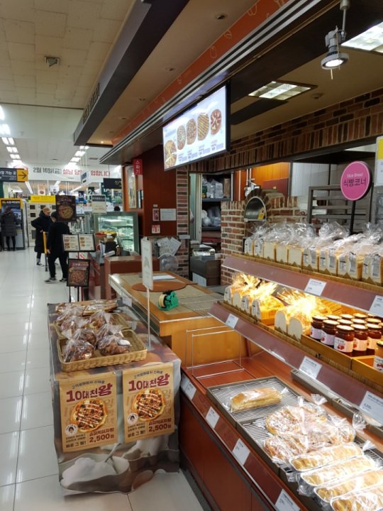 入口はいってすぐのパン屋さん