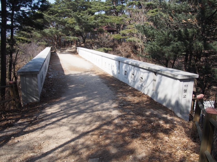 上り下りのきつい山道を歩くと「ハヌルギョ」が現れる。橋の下は北岳スカイウェイ。