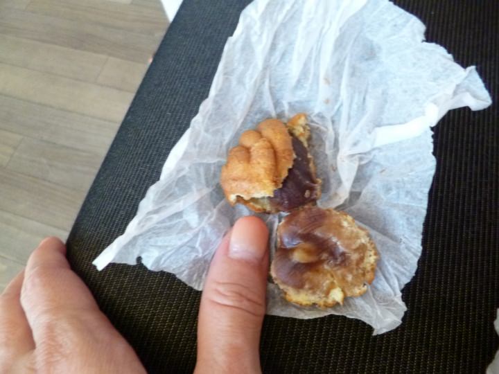 半分に割って大きな親指大のクルミが…見えますでしょうか?見苦しいお写真ですみません。