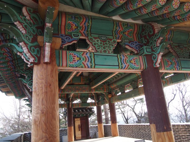 門の上はこうなっている。