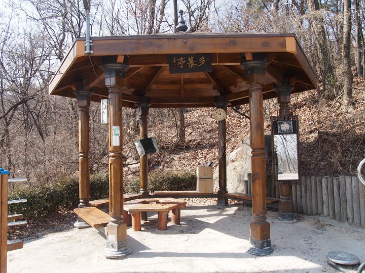 「多慕亭」。文学的な名前だが…。近くにトイレがあったので、助かった。