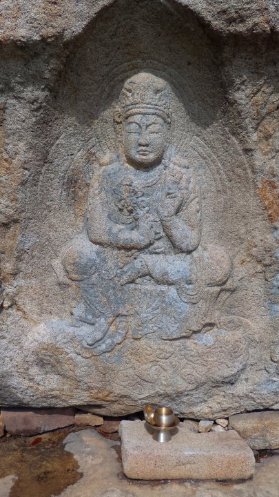 神仙庵の摩崖仏様。右手には花を持っておいでです。