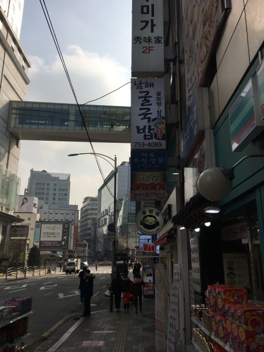 市庁から明洞への通り沿いにも看板あり。奥が明洞、左側がロッテホテル。