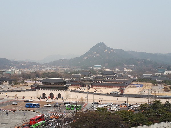 この景色はレア！北岳山に一番近い位置にある青い屋根の建物がその名の通り青瓦台。