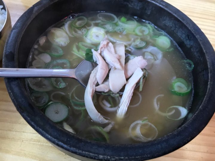 中に鶏肉が。ご飯を入れてクッパにしても良いでしょう