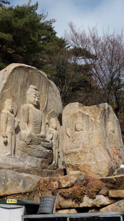 この立ち位置から向こうには入って行くことができないため、内側を向いている仏様の御尊顔は拝むことができませんでした。