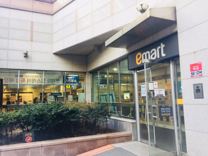 階段を下りた入口