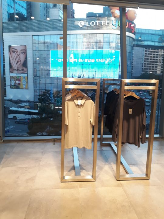 ヤングプラザの向かい側です