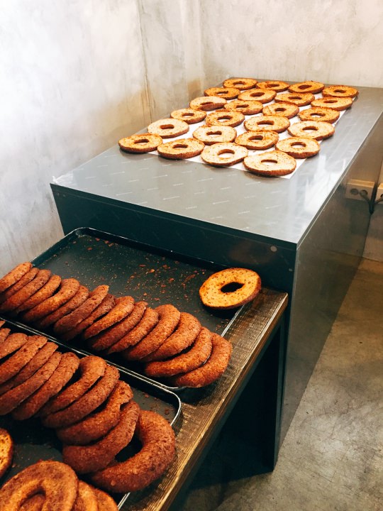 焼きたてのパンにクリームを塗っていました