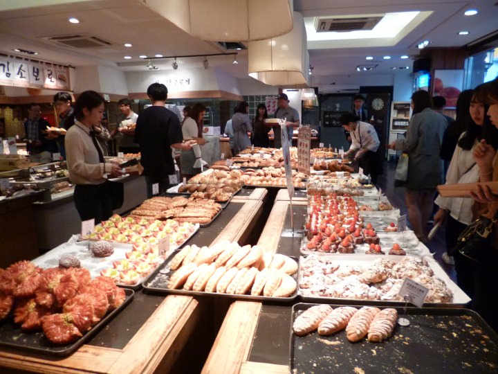 お客さんも沢山、パンも沢山。