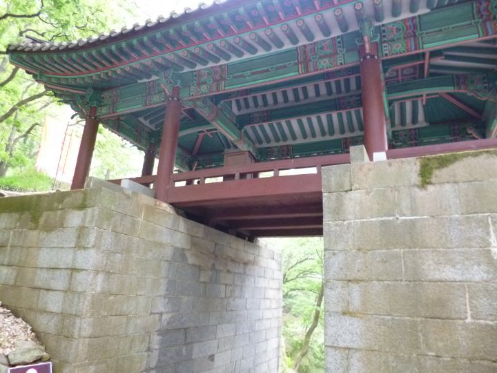 鎮南楼、ここをくぐり、下れば、公州山城市場の方に出ます。