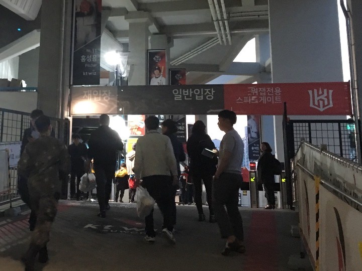 内野席への入場ゲート