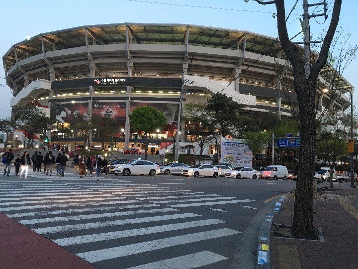 この交差点の手前と右折した先の2箇所に停留所があります。