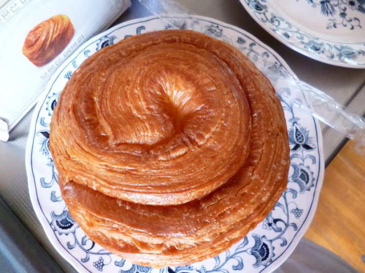 袋から出しました。大きな山のようなパンです。