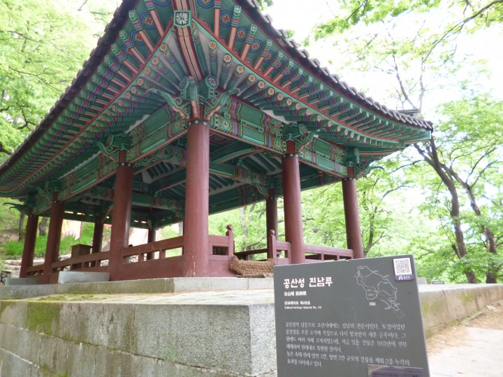 鎮南楼。ここでも靴を脱いで、休憩している人がいました。