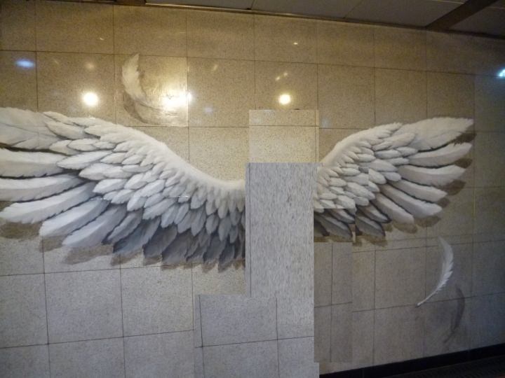 よく見かける、天使の羽の絵が描かれた壁。どうしても写真を撮りたくなります。