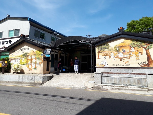 バス停から徒歩30秒くらい。