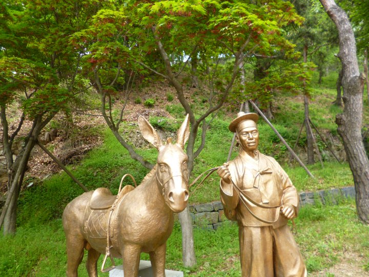 ロバを引いている人の銅像がありましたが、何だかは分かりません。