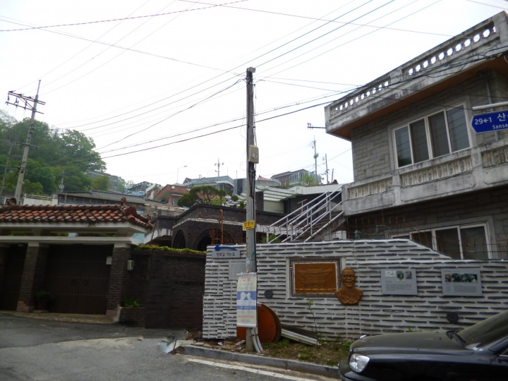 このような場所に出ました。昔ながらの街並みです。