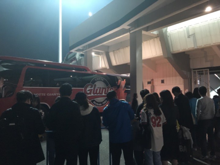 出待ちも至近距離でできます。が、選手の撤収はびっくりするぐらい早いです。