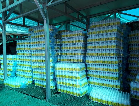 瓶詰めされる前のボトルが積まれてる。