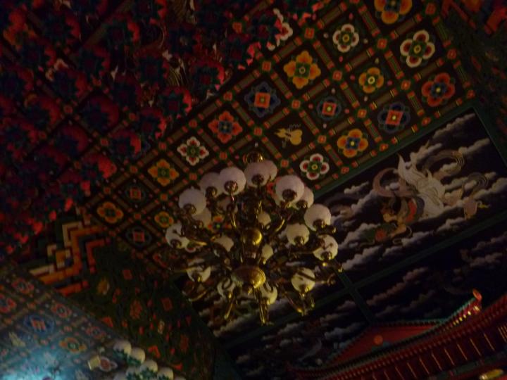 天井の壁画と立派な龍のシャンデリア。