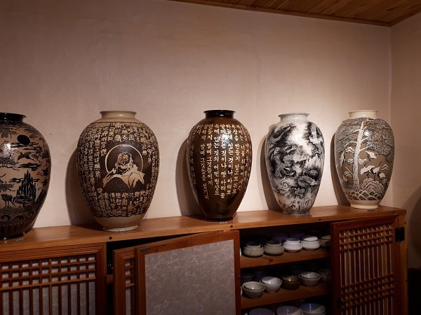 とっても見事な壺。ちなみにお値段30,000,000₩。