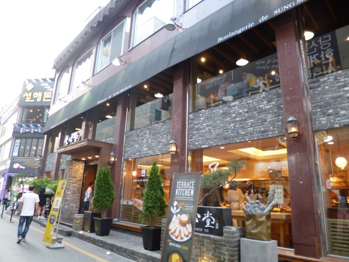 通りを歩くと、風格ある店のオーラが漂っています。