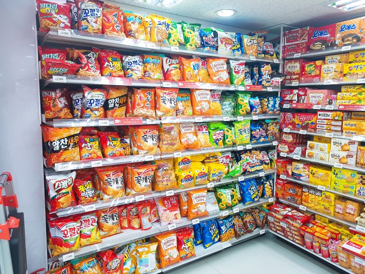 色別に陳列されたお菓子